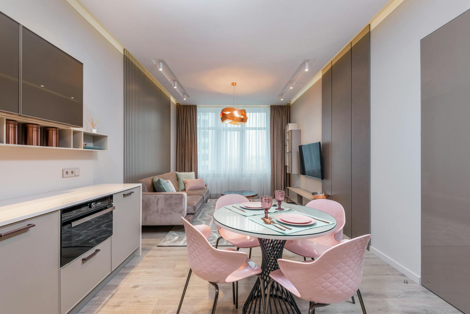 Zona de comedor y cocina moderna del apartamento en Iturrama