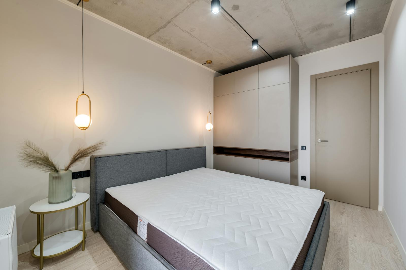 Dormitorio sereno del apartamento en Iturrama