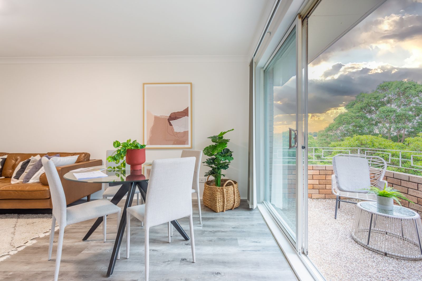 Salon con terraza del atico en Lezkairu